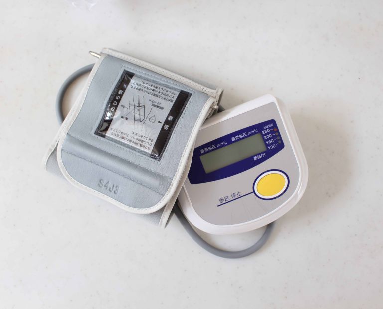 アメリカにおける医療格差とワクチン普及の現状を特徴付ける社会的背景分析